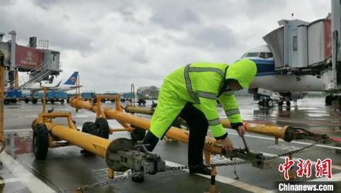 受台风“烟花”影响 浙江多地机场航班取消