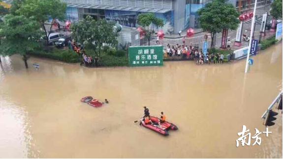 012年北京暴雨（印度暴雨街道被淹）"