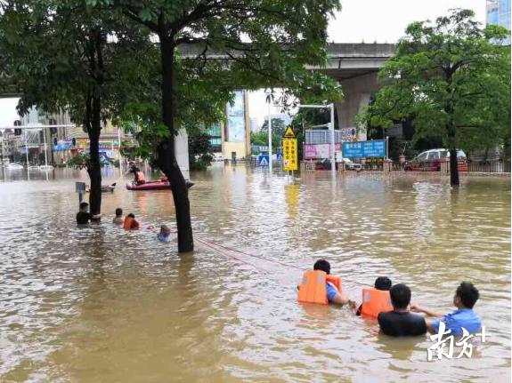 012年北京暴雨（印度暴雨街道被淹）"