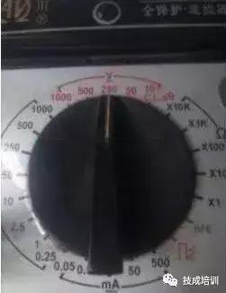 万用表怎么测电压(万用表怎么测电压380v)