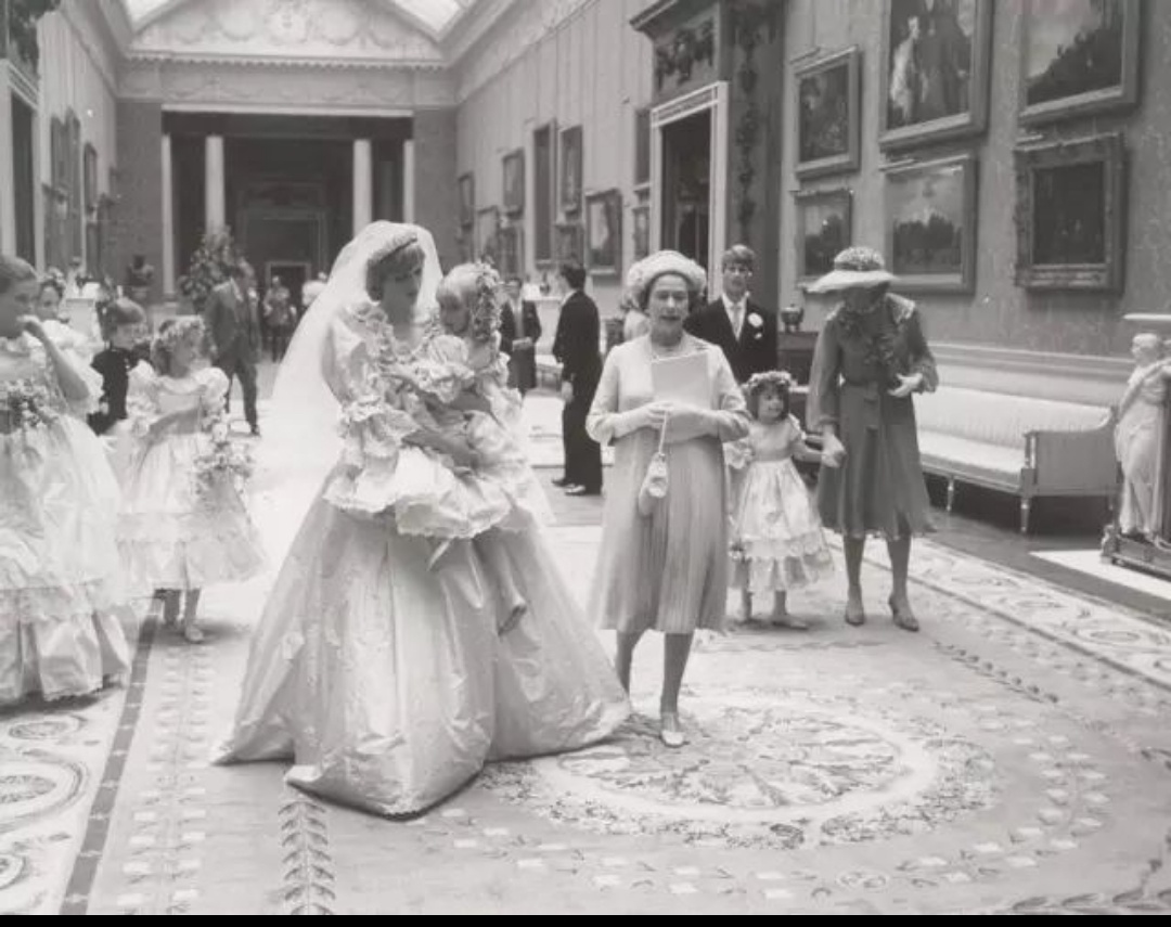罕见历史照，梦露参加肯尼迪宴会礼服价值百万，伊丽莎白女王登基