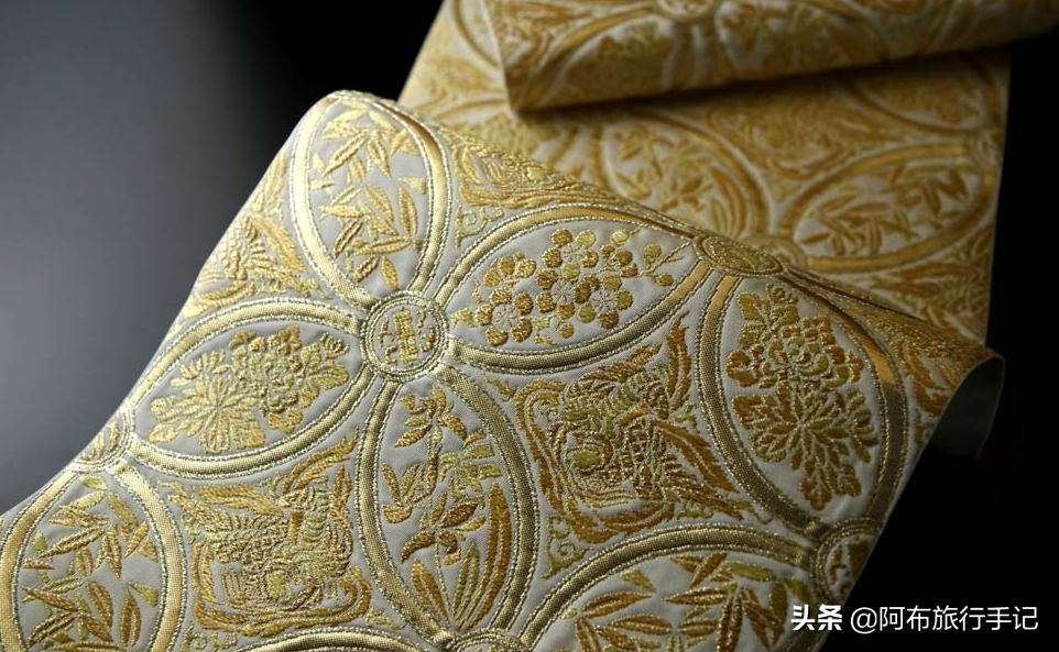 日本豪奢工艺品有多贵：以人民币计，腰带60万元，棋子30万元