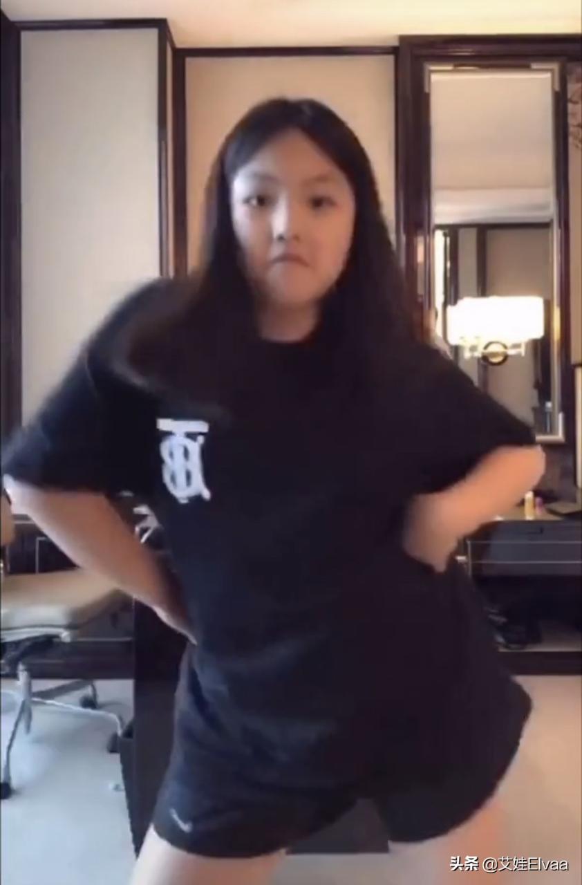 11岁王诗龄比妈妈还奢侈，穿4500T恤跳舞，肉嘟嘟身材太像李湘