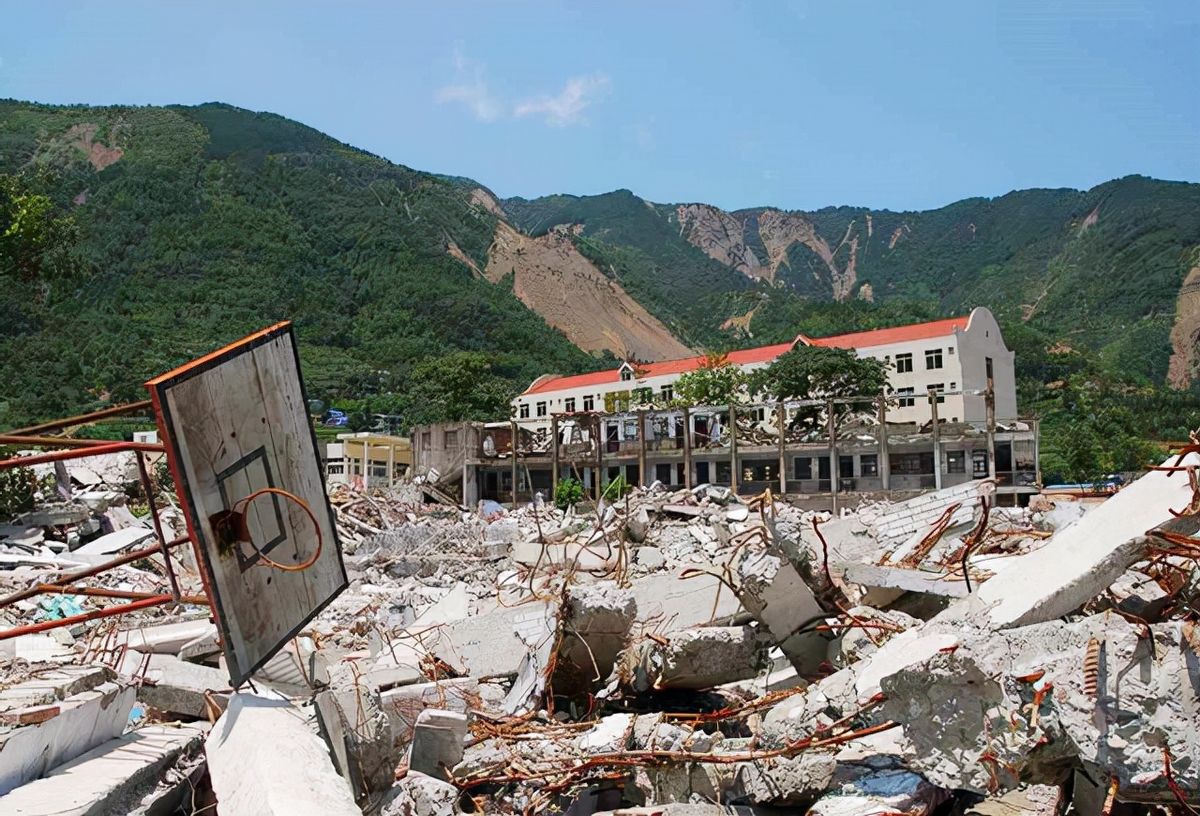 2008年，那位让2300多名师生在地震中逃生的校长，3年后病逝