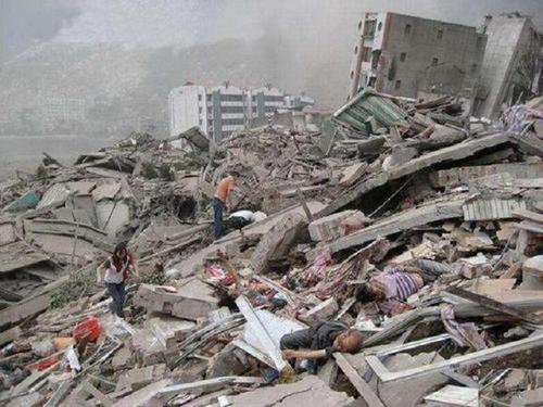 汶川512大地震，使全国陷入悲痛，16万官兵紧急出动救灾