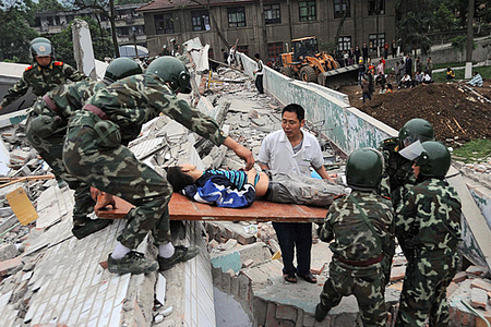 汶川512大地震，使全国陷入悲痛，16万官兵紧急出动救灾