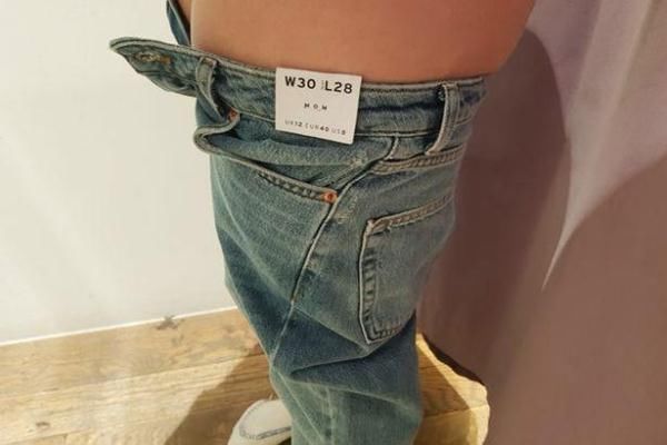 英国女记者试穿多款牛仔裤发现：相同码数，不同品牌尺寸差别挺大