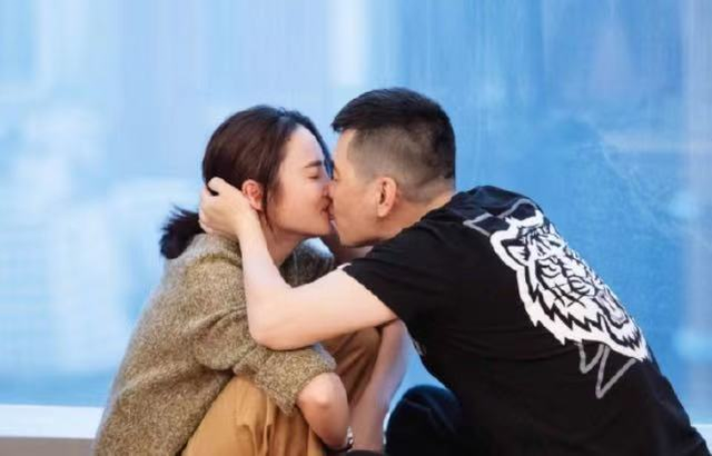 陈建斌蒋勤勤窗边拥吻：为什么普通的中年夫妻，不再拥抱亲吻了？
