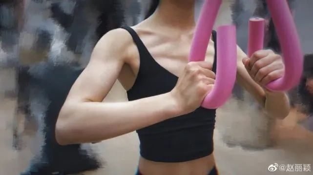 赵丽颖健身照肌肉线条上热搜，娱乐圈不节食的女星，25岁后减肥靠得是提升代谢力