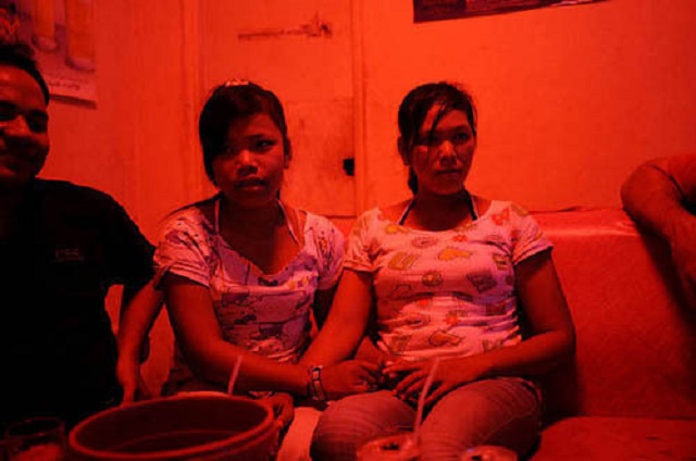 12岁少女被母亲卖掉还债，“黄赌毒”遍地的柬埔寨，穷人有多惨？