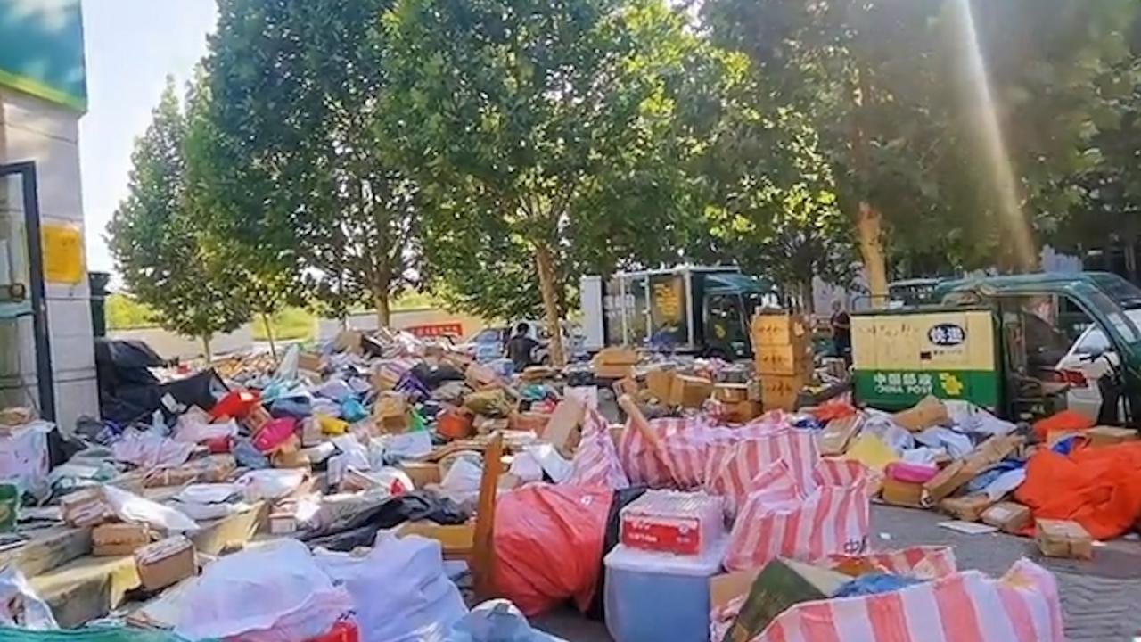 郑州邮政快递站爆仓，货物堆积如山摆满地，市民称将近半个月没收到货