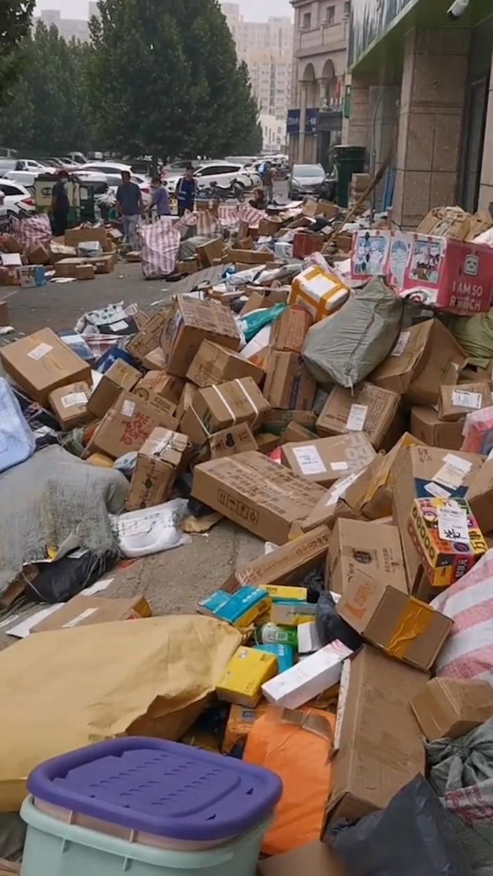 郑州邮政快递站爆仓，货物堆积如山摆满地，市民称将近半个月没收到货