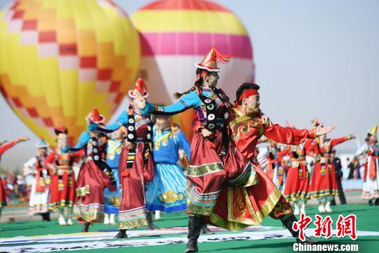 甘肃肃北“丝绸之路那达慕”展现蒙古族多样风情