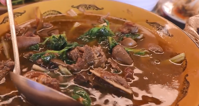 这样一碗毛驴汤66元，分量非常大有肉有汤，馋到流口水