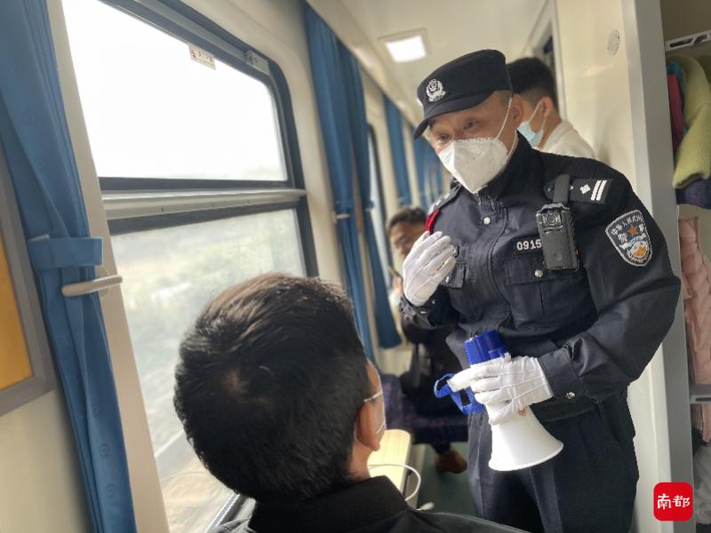 春运列车上的广州乘警：现场科普反诈，曾为旅客挽回百万损失
