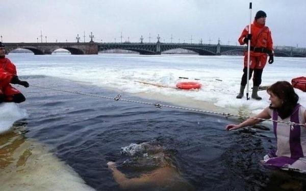 俄罗斯零下20度，都能正常生活还能游泳，因为抗冻？