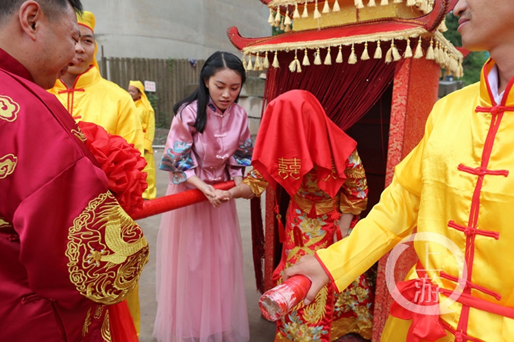 花轿、绣球、唢呐……8对新人在工地上举行了一场中式集体婚礼
