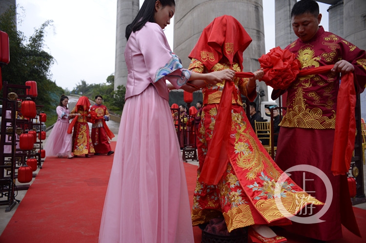 花轿、绣球、唢呐……8对新人在工地上举行了一场中式集体婚礼
