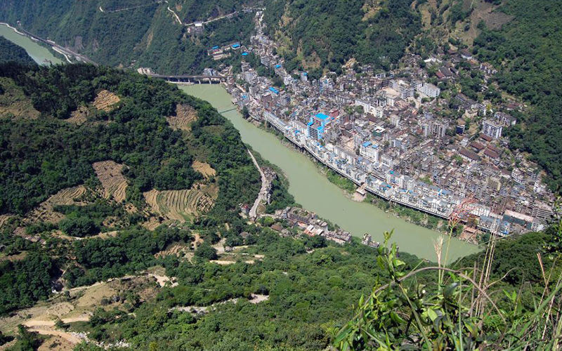 云南超奇葩城市，建于峡谷中间，景色壮观，被称作“最窄”城市