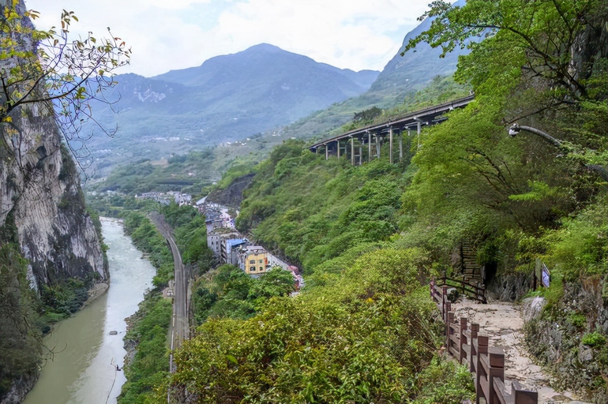 云南超奇葩城市，建于峡谷中间，景色壮观，被称作“最窄”城市