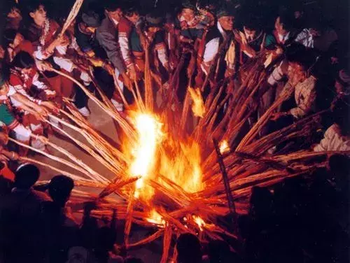 彝族火把节：玩火欢庆古老传统