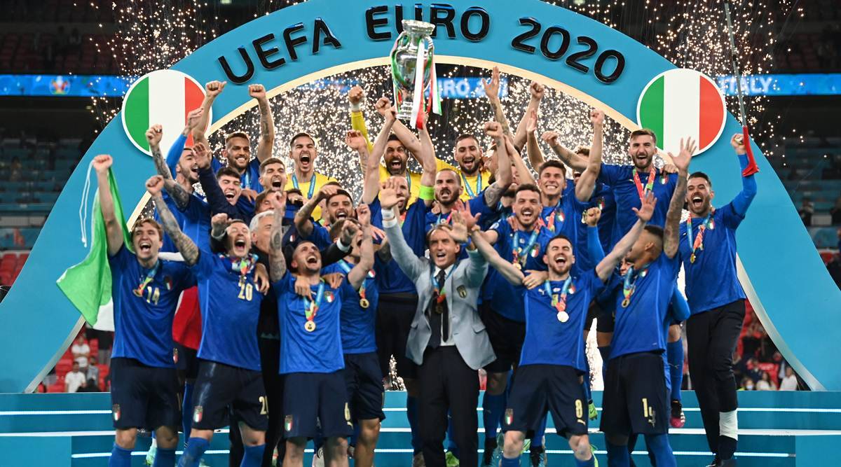 2021年足坛大事件盘点：梅西美洲杯夺冠，莱万年度69球追平C罗
