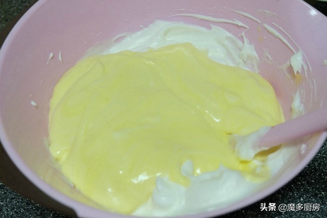 六个鸡蛋二两面，不用油少放糖，轻轻松松做出香甜柔软的大蛋糕