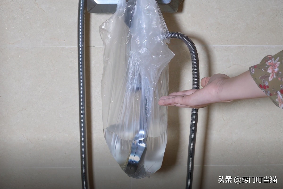 淋浴喷头堵了不用花钱买，教你一招，只要一个塑料袋就能轻松解决