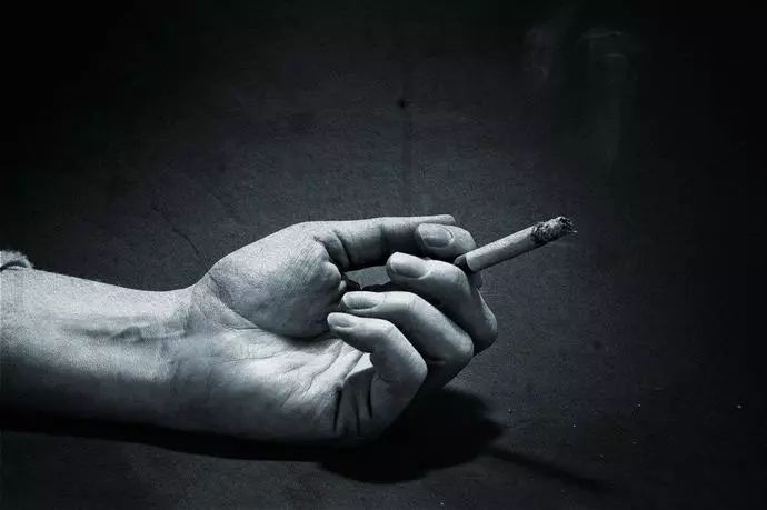 想戒烟就换电子烟？别再上当了，它比香烟危害更大！