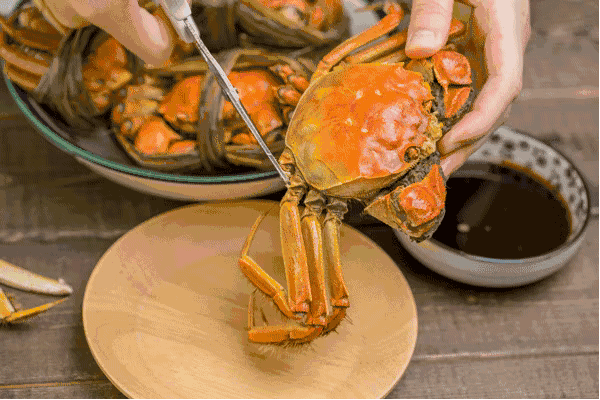 蒸螃蟹：切记冷水和热水蒸区别很大，这一步错了，蟹黄外流肉不鲜