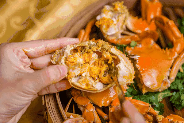 蒸螃蟹：切记冷水和热水蒸区别很大，这一步错了，蟹黄外流肉不鲜