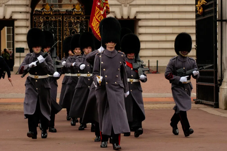英国皇家卫队7个团，红色制服再热也不能脱，人造熊皮帽至今未果