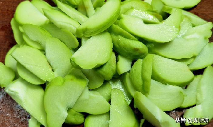 冬季，吃南瓜冬瓜不如佛手瓜，营养极高，买20斤腌起来，好吃省事