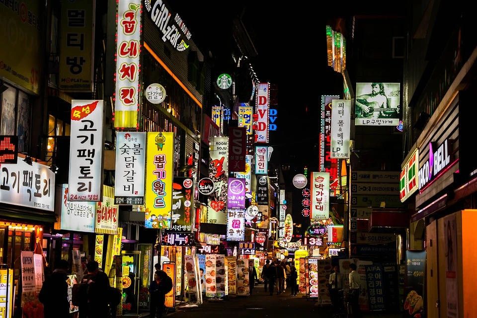 韩国跻身“发达国家”，不只靠“富”| 新京报专栏