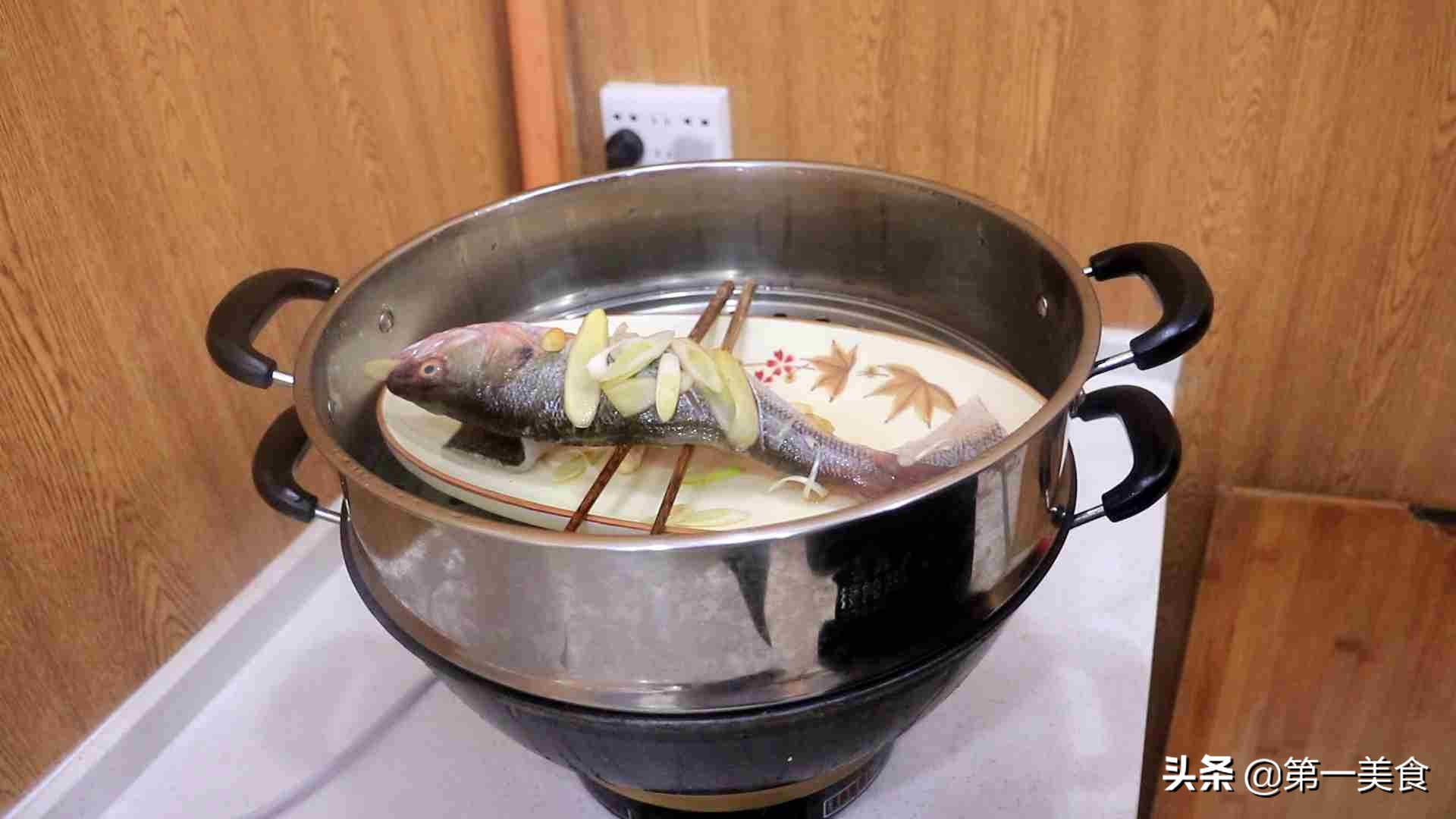 厨师长分享清蒸鲈鱼的做法，鲜嫩无腥味，这蒸鱼技巧值得学习