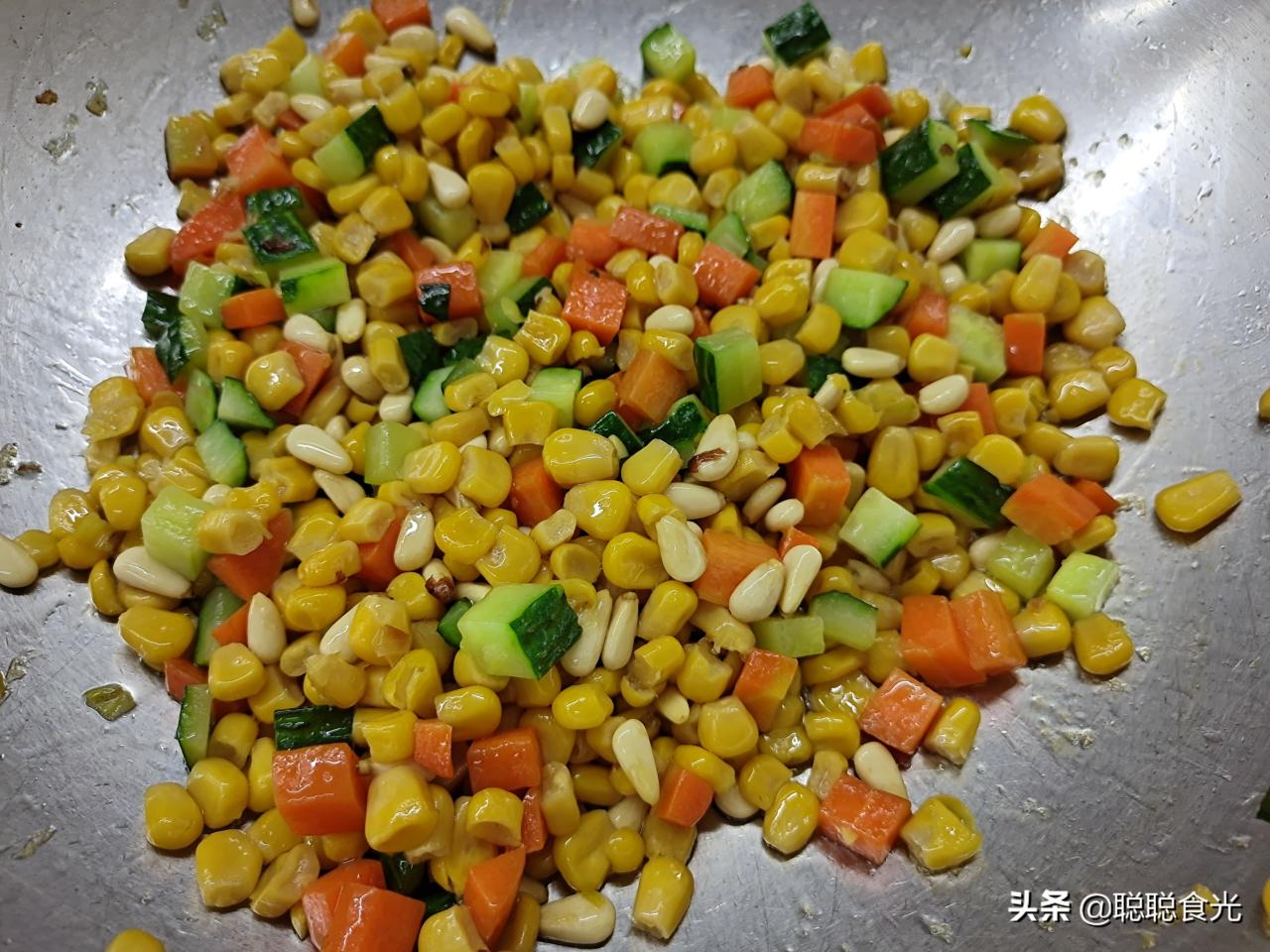 松仁玉米的做法，营养丰富，做法简单，新年当作宴客菜最适合
