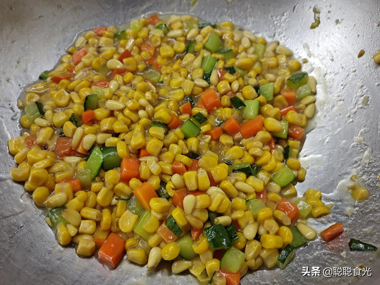 松仁玉米的做法，营养丰富，做法简单，新年当作宴客菜最适合