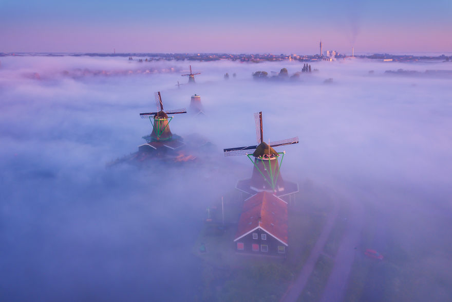 晨雾中的荷兰风车，在盛夏时节是否能给你带来一丝凉意