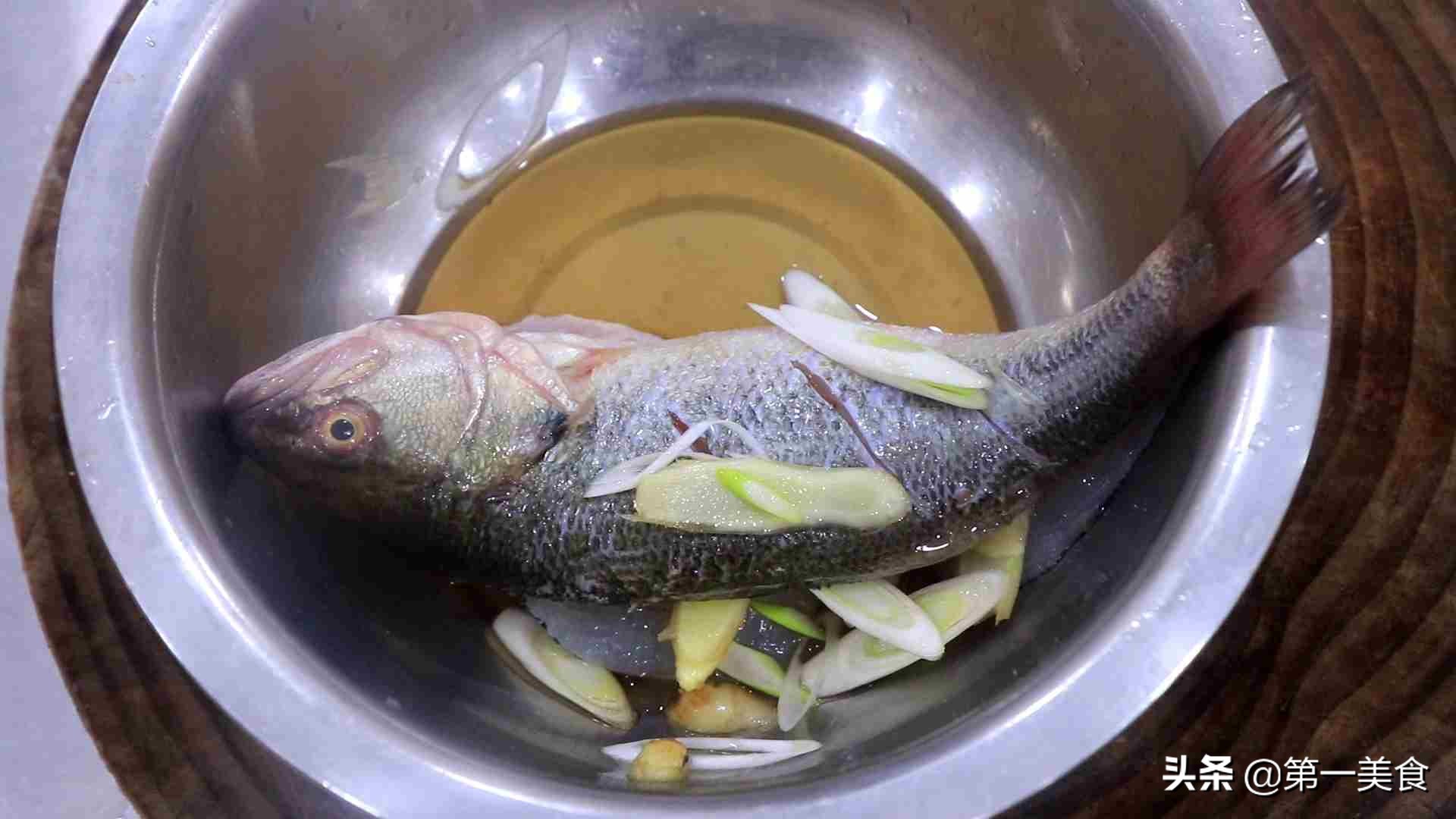 厨师长分享清蒸鲈鱼的做法，鲜嫩无腥味，这蒸鱼技巧值得学习
