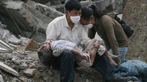 忍住泪水回顾5.12汶川大地震，灾难无情，人有情