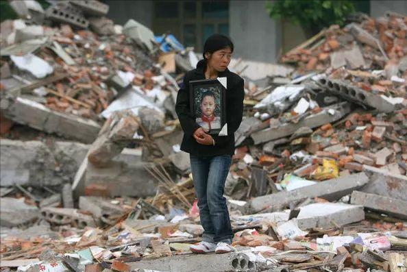 忍住泪水回顾5.12汶川大地震，灾难无情，人有情